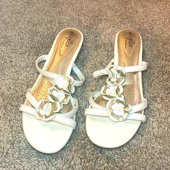 Dex flex Vintage Y2K low wedge sandals withh white and gold magnolia blossoms 6 - Picture 1 of 9